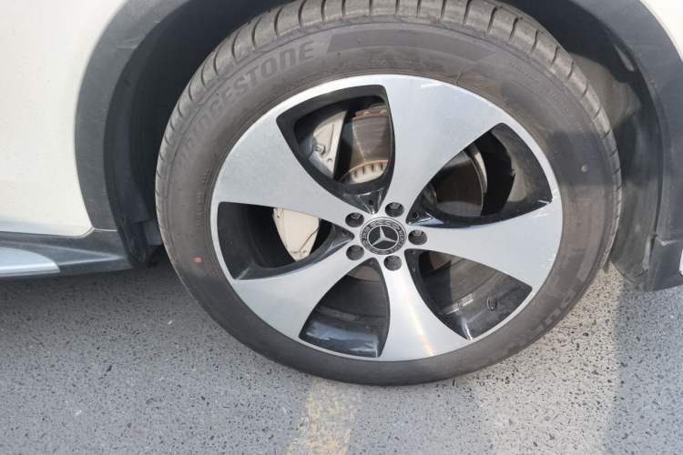 Used Mercedes-Benz GLC 2018 GLC 300 4MATIC Sport Edition Right Front Wheel Hub