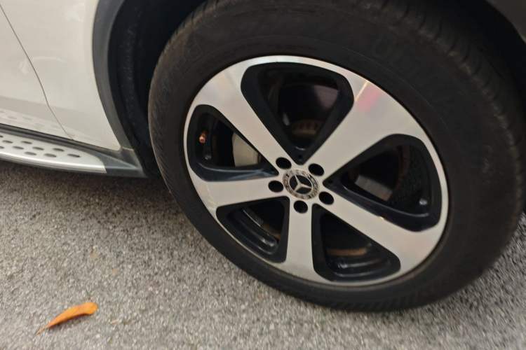 Used Mercedes-Benz GLC 2018 GLC 260 4MATIC Luxury Model Right Front Wheel Hub