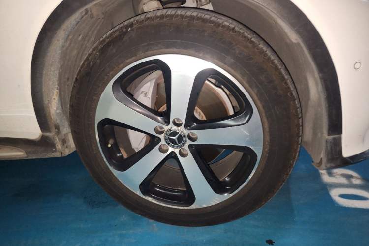 Used Mercedes-Benz GLC 2018 GLC 260 4MATIC Luxury Model Right Front Wheel Hub