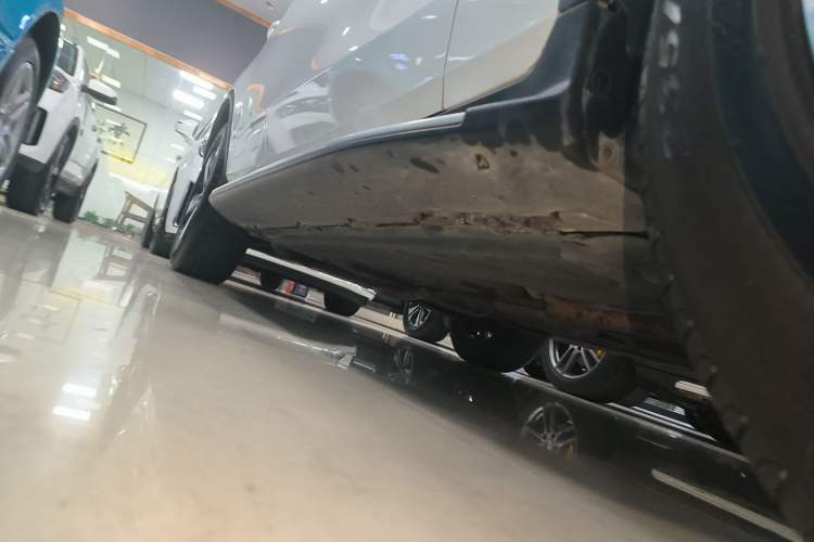 Used Mercedes-Benz GLC 2018 Facelift GLC 260 4MATIC Luxury Edition Right Side Sill