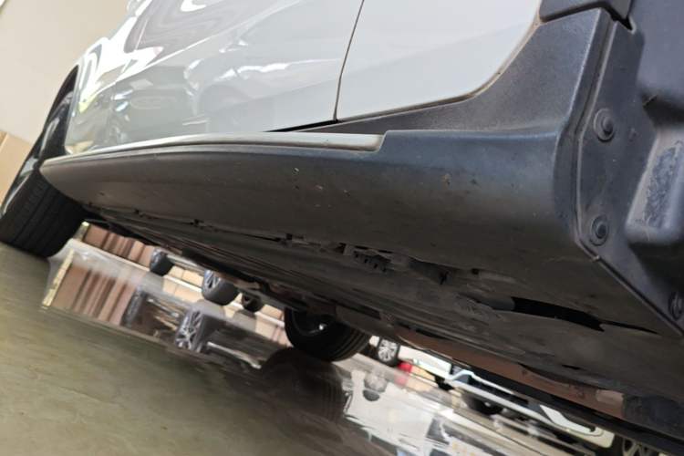 Used Mercedes-Benz GLC 2018 GLC 260 4MATIC Luxury Model Right Side Sill