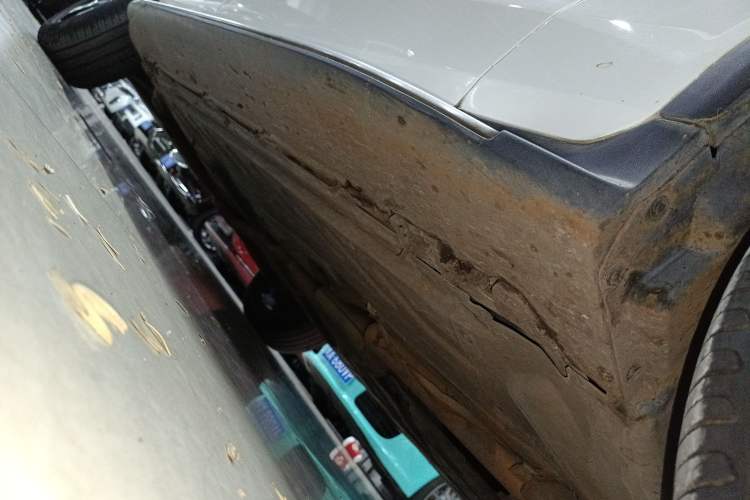 Used Mercedes-Benz GLC 2018 GLC 260 4MATIC Luxury Model Right Side Sill