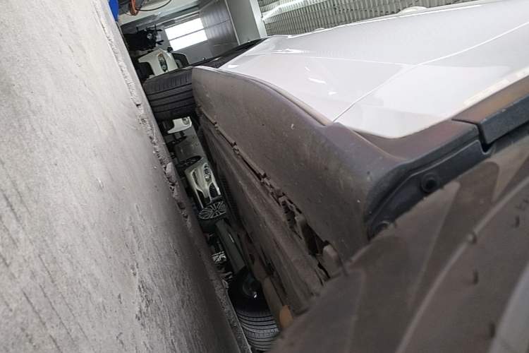 Used Mercedes-Benz GLC 2018 Facelift GLC 260 4MATIC Luxury Edition Right Side Sill