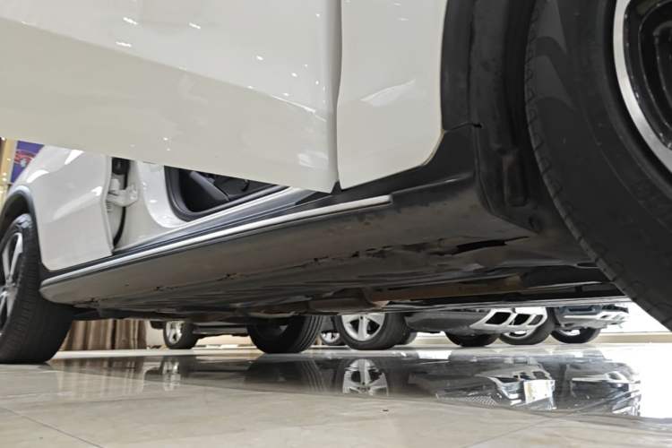 Used Mercedes-Benz GLC 2018 GLC 260 4MATIC Luxury Model Right Side Sill