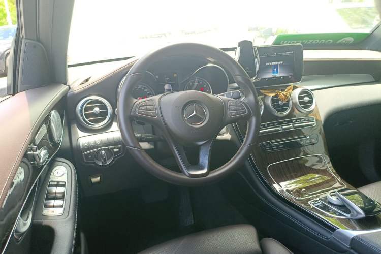Used Mercedes-Benz GLC 2018 Facelift GLC 260 4MATIC Luxury Edition Steering Wheel