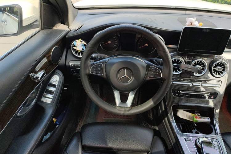 Used Mercedes-Benz GLC 2018 Facelift GLC 260 4MATIC Luxury Edition Steering Wheel
