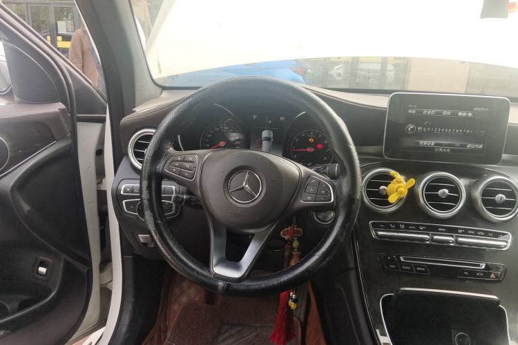 Used Mercedes-Benz GLC 2018 GLC 260 4MATIC Luxury Model Steering Wheel