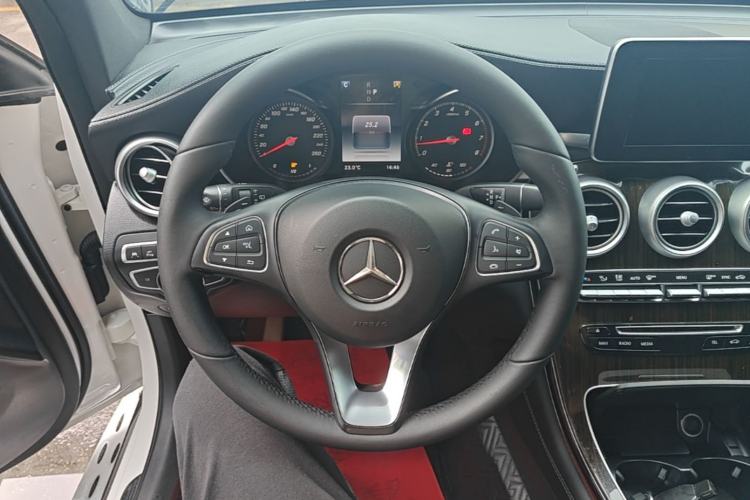Used Mercedes-Benz GLC 2018 GLC 260 4MATIC Luxury Model Steering Wheel