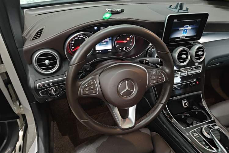 Used Mercedes-Benz GLC 2018 GLC 260 4MATIC Luxury Model Steering Wheel