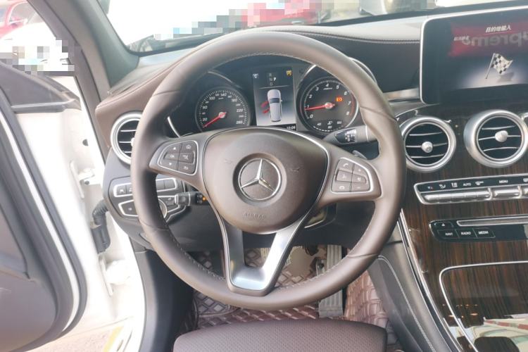 Used Mercedes-Benz GLC 2018 GLC 260 4MATIC Luxury Model Steering Wheel