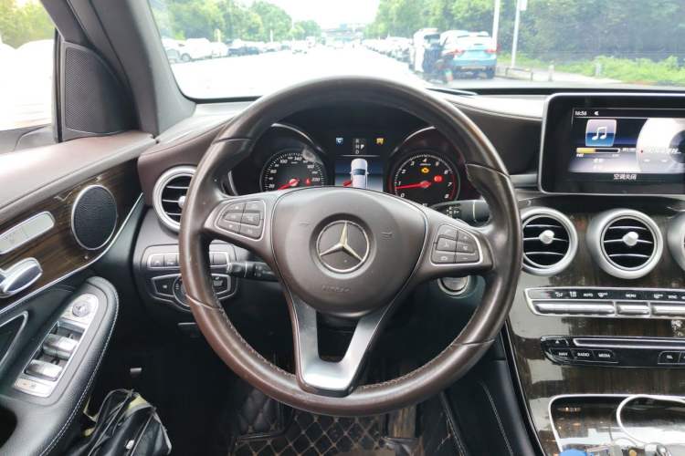 Used Mercedes-Benz GLC 2018 GLC 260 4MATIC Luxury Model Steering Wheel
