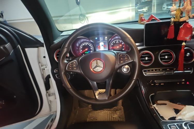 Used Mercedes-Benz GLC 2018 GLC 260 4MATIC Luxury Model Steering Wheel