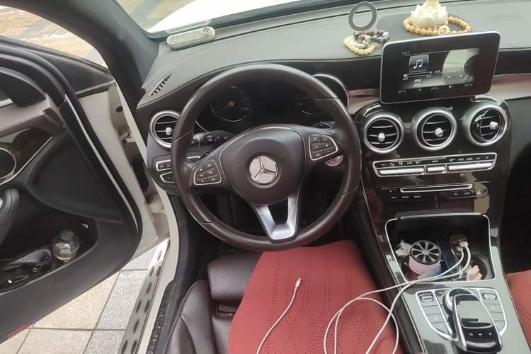 Used Mercedes-Benz GLC 2018 Facelift GLC 260 4MATIC Luxury Edition Steering Wheel