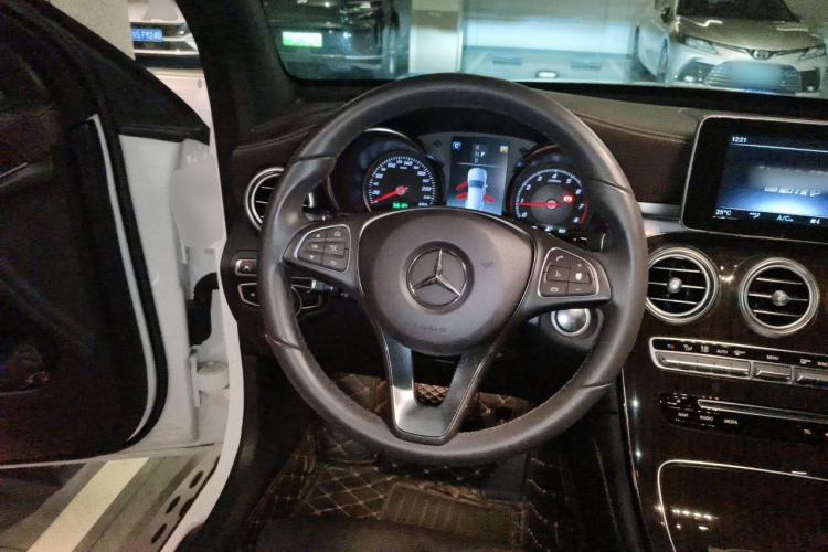 Used Mercedes-Benz GLC 2018 GLC 260 4MATIC Luxury Model Steering Wheel