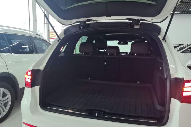 Used Mercedes-Benz GLC 2018 GLC 260 4MATIC Luxury Model Trunk