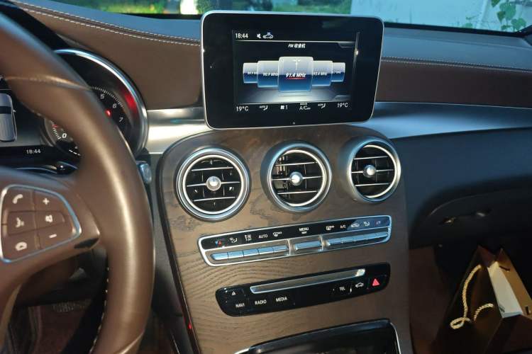 Used Mercedes-Benz GLC 2019 Refreshed GLC 300 L 4MATIC Dynamic Edition Audio And AC Panel
