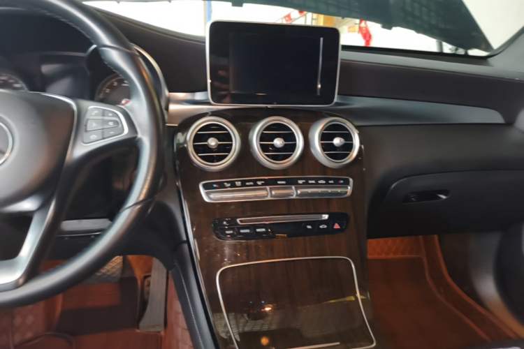 Used Mercedes-Benz GLC 2019 GLC 260 L 4MATIC Dynamic Model Audio And AC Panel