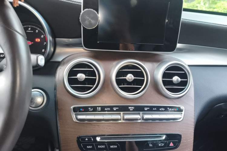 Used Mercedes-Benz GLC 2019 Refreshed GLC 300 L 4MATIC Dynamic Edition Audio And AC Panel