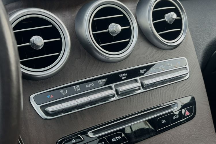 Used Mercedes-Benz GLC 2019 Refreshed GLC 300 L 4MATIC Dynamic Edition Audio And AC Panel