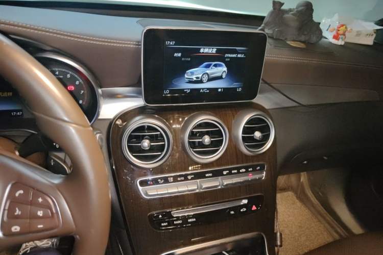 Used Mercedes-Benz GLC 2019 GLC 260 L 4MATIC Dynamic Model Audio And AC Panel