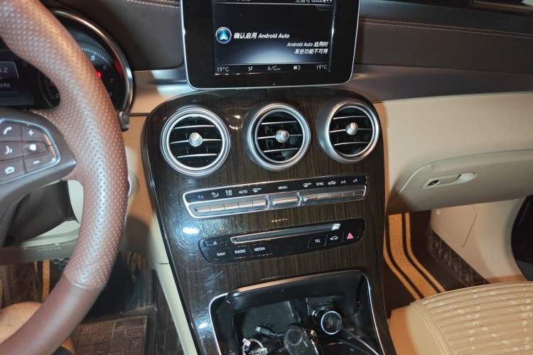 Used Mercedes-Benz GLC 2019 GLC 260 L 4MATIC Dynamic Model Audio And AC Panel