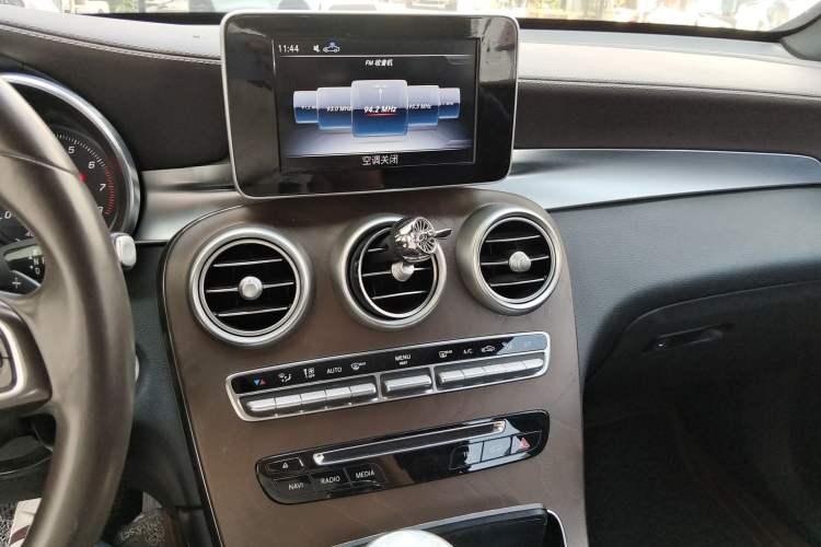 Used Mercedes-Benz GLC 2019 Refreshed GLC 300 L 4MATIC Dynamic Edition Audio And AC Panel