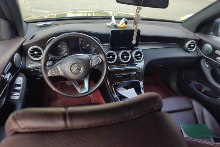 Used Mercedes-Benz GLC 2019 GLC 260 4MATIC Luxury Model Center Console