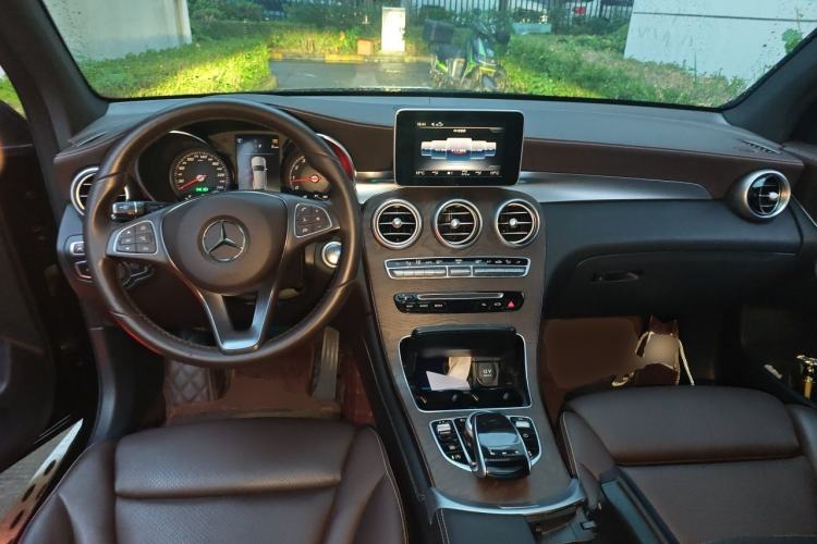 Used Mercedes-Benz GLC 2019 Refreshed GLC 300 L 4MATIC Dynamic Edition Center Console