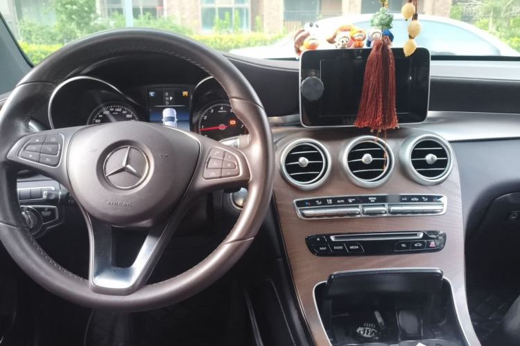 Used Mercedes-Benz GLC 2019 Refreshed GLC 300 L 4MATIC Dynamic Edition Center Console