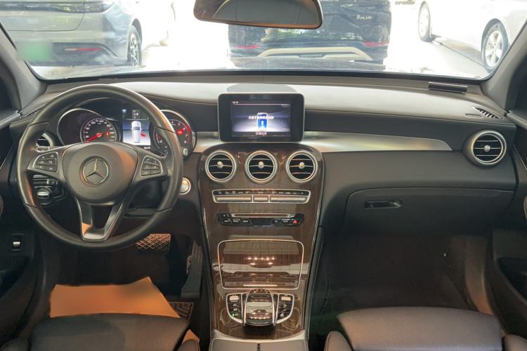 Used Mercedes-Benz GLC 2019 GLC 260 L 4MATIC Dynamic Model Center Console