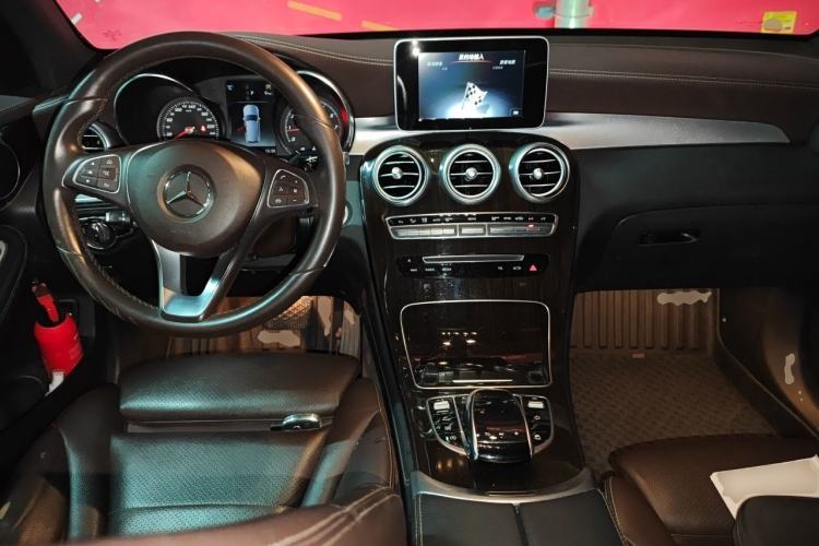 Used Mercedes-Benz GLC 2019 GLC 260 4MATIC Dynamic Edition Center Console