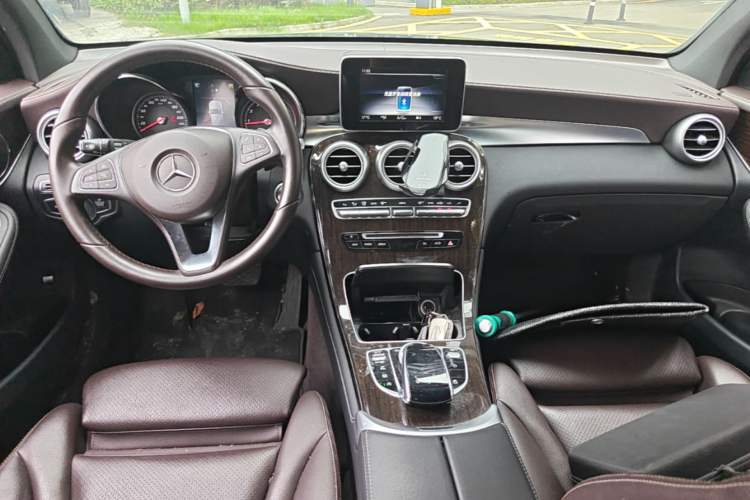 Used Mercedes-Benz GLC 2019 GLC 260 4MATIC Dynamic Edition Center Console