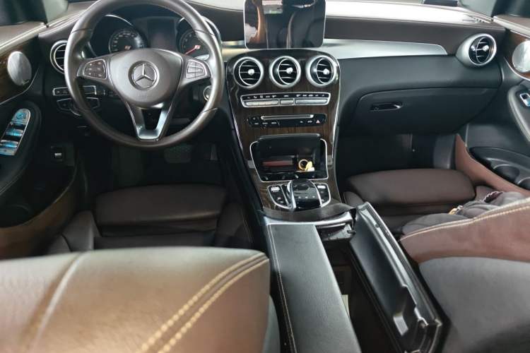 Used Mercedes-Benz GLC 2019 GLC 260 4MATIC Luxury Model Center Console
