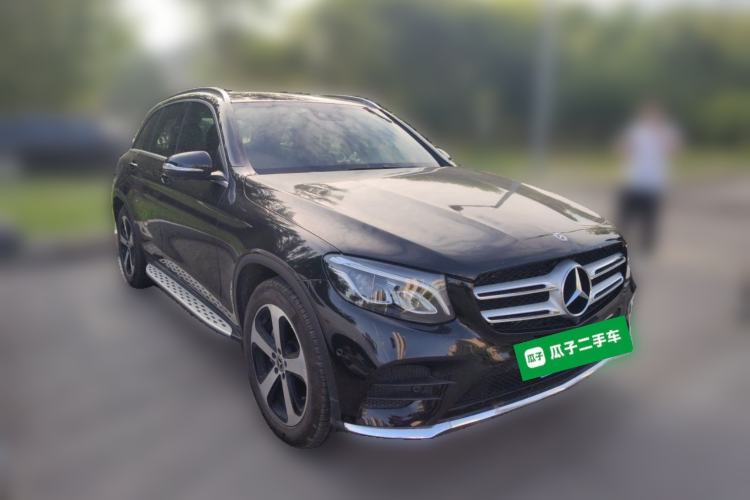 Used Mercedes-Benz GLC 2019 GLC 260 4MATIC Luxury Model Front Right 45 Deg