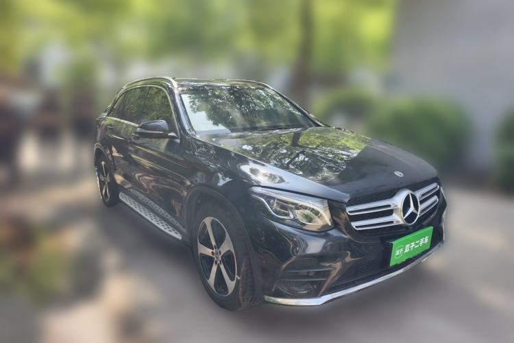 Used Mercedes-Benz GLC 2019 GLC 260 4MATIC Luxury Model Front Right 45 Deg
