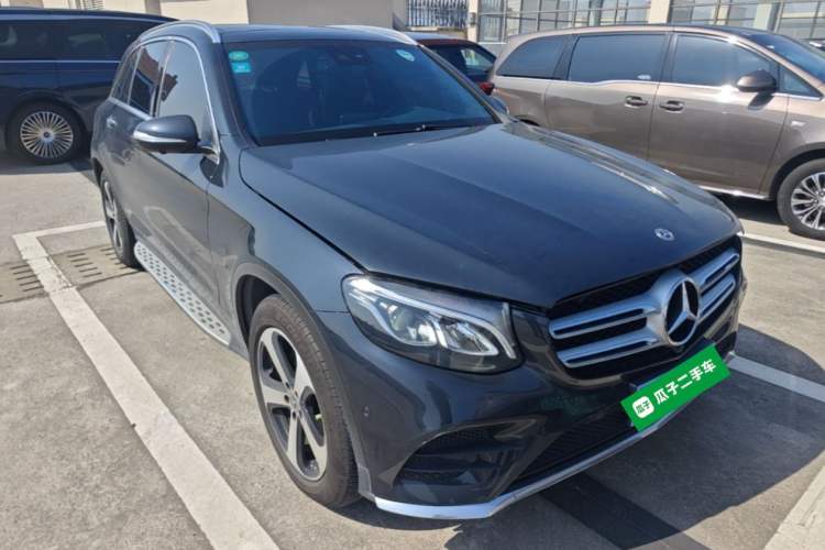 Used Mercedes-Benz GLC 2019 Facelift GLC 260 L 4MATIC Luxury Model Front Right 45 Deg