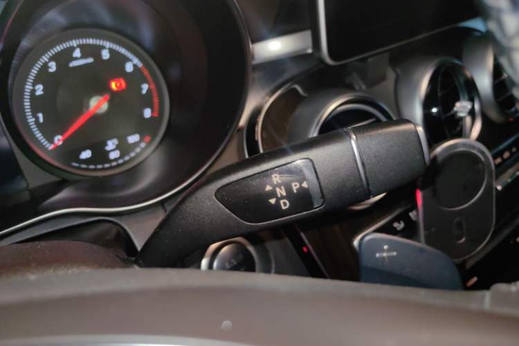 Used Mercedes-Benz GLC 2019 GLC 260 L 4MATIC Dynamic Model Gear Lever