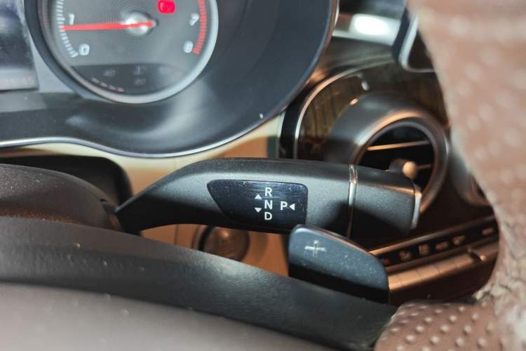 Used Mercedes-Benz GLC 2019 GLC 260 L 4MATIC Dynamic Model Gear Lever
