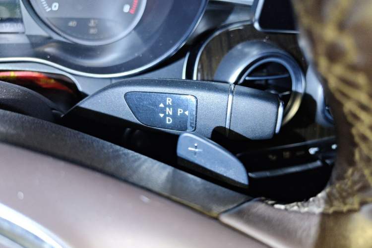 Used Mercedes-Benz GLC 2019 GLC 260 L 4MATIC Dynamic Model Gear Lever