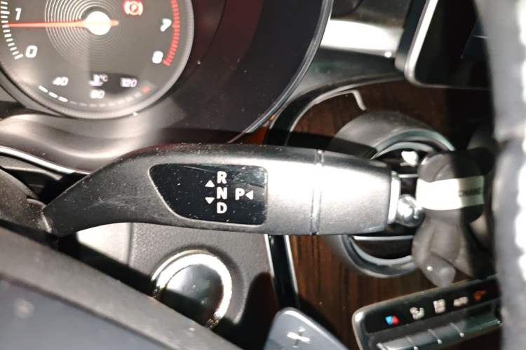 Used Mercedes-Benz GLC 2019 GLC 260 L 4MATIC Dynamic Model Gear Lever