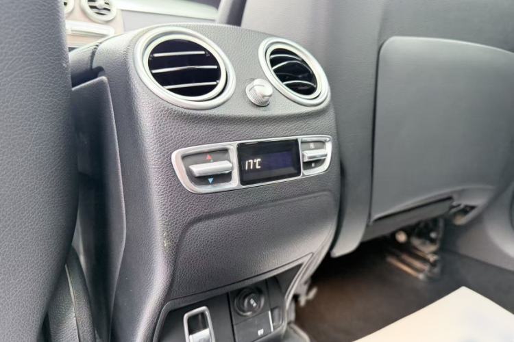 Used Mercedes-Benz GLC 2019 Refreshed GLC 300 L 4MATIC Dynamic Edition Interior 5
