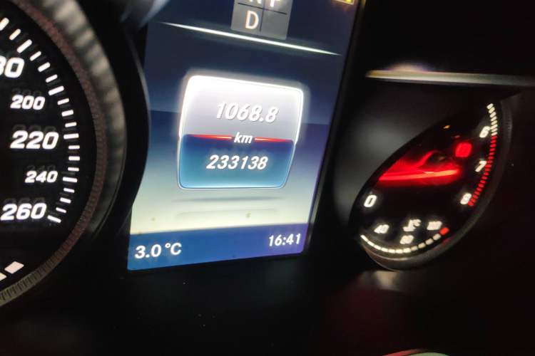 Used Mercedes-Benz GLC 2019 GLC 260 L 4MATIC Dynamic Model Odometer Close Up