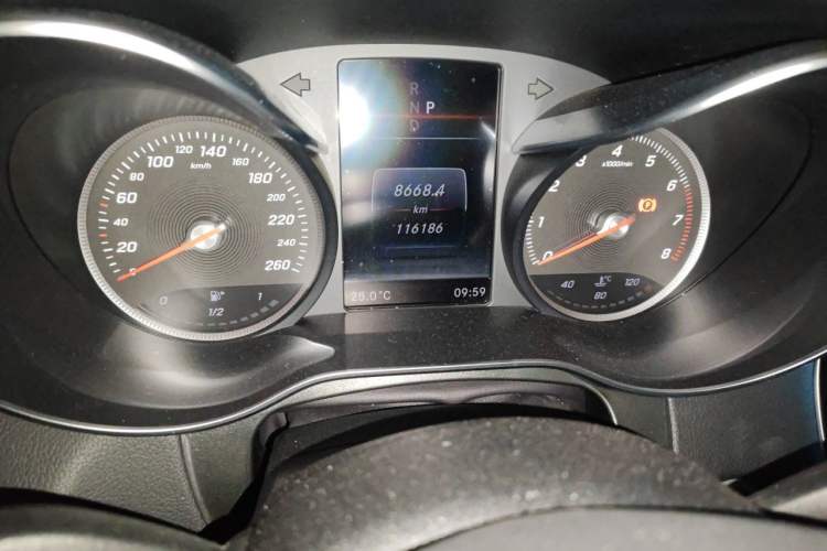 Used Mercedes-Benz GLC 2019 GLC 260 L 4MATIC Dynamic Model Odometer Close Up