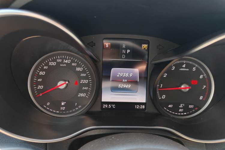 Used Mercedes-Benz GLC 2019 GLC 200 L 4MATIC Odometer Close Up