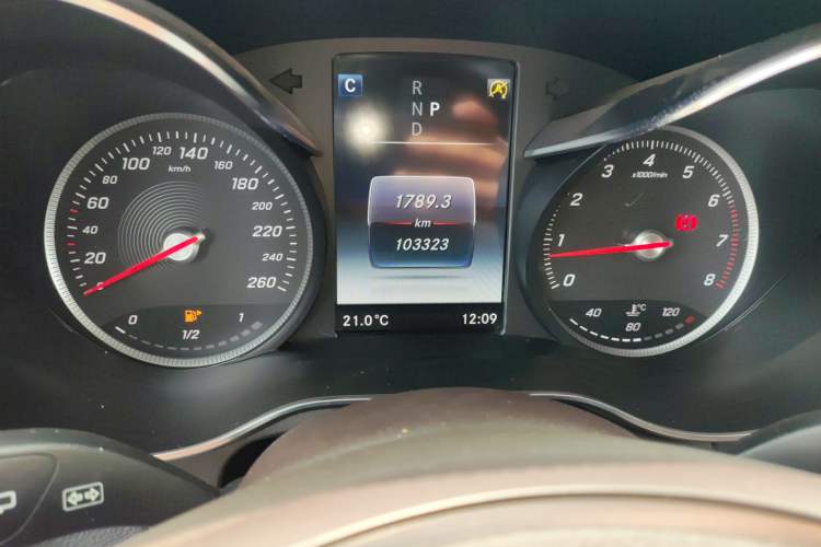 Used Mercedes-Benz GLC 2019 GLC 260 L 4MATIC Dynamic Model Odometer Close Up