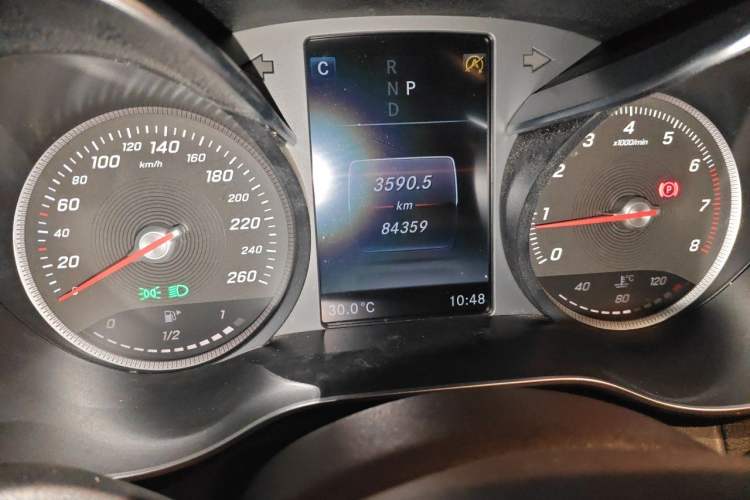 Used Mercedes-Benz GLC 2019 GLC 260 L 4MATIC Dynamic Model Odometer Close Up