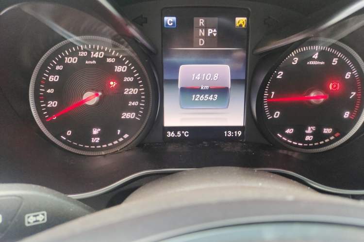 Used Mercedes-Benz GLC 2019 GLC 260 4MATIC Luxury Model Odometer Close Up