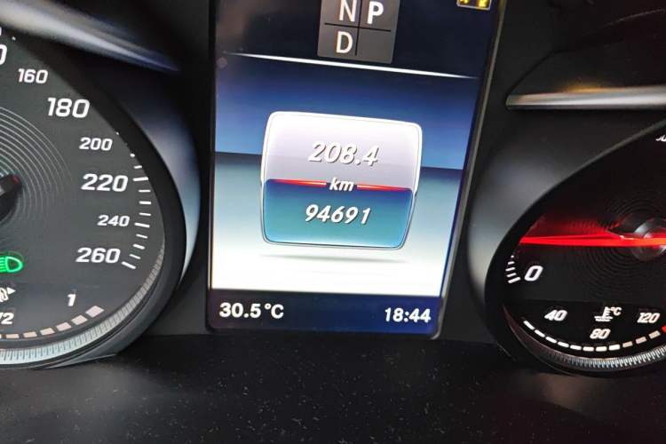 Used Mercedes-Benz GLC 2019 Facelift GLC 260 L 4MATIC Luxury Model Odometer Close Up