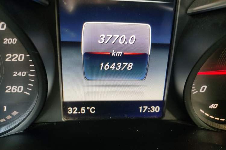 Used Mercedes-Benz GLC 2019 GLC 260 L 4MATIC Dynamic Model Odometer Close Up