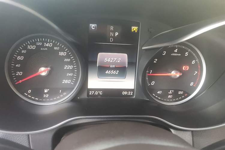 Used Mercedes-Benz GLC 2019 Facelift GLC 260 L 4MATIC Luxury Model Odometer Close Up